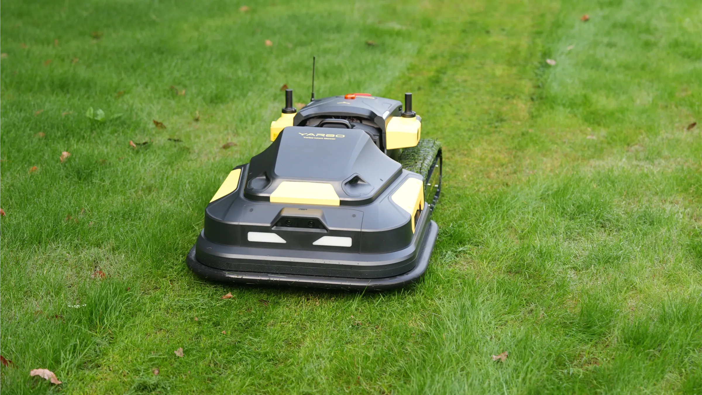 Robot tondeuse Yarbo en train de tondre une pelouse, avec des lignes de coupe visibles